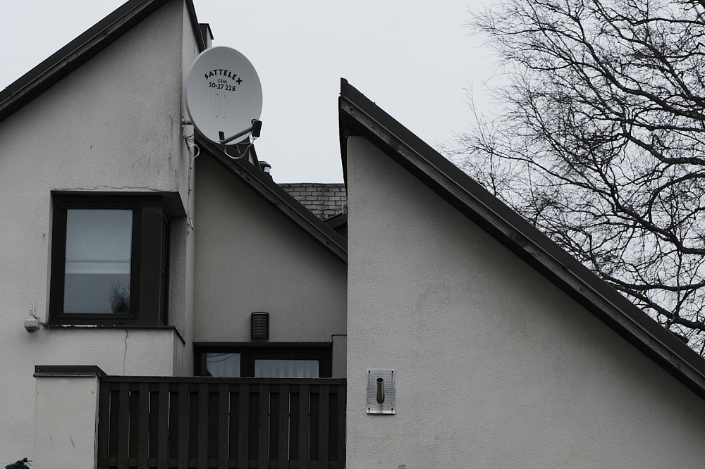 Спутниковая антенна VSAT Ø 0,75 м на туристической базе в горах Алтая